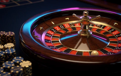 Luxuri&ouml;ses Roulette-Rad mit blauen und goldenen Jetons f&uuml;r das Casino Willkommenspaket bei 30bet