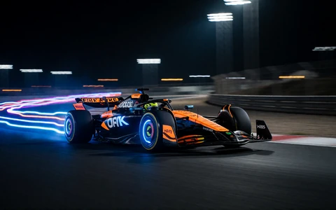 Formel-1-Boliden in der Nachtkurve mit gl&uuml;henden Bremsscheiben und Neon-Lichtspuren - F1-Wetten bei 30bet